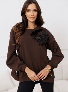 BY O LA LA! OVERSIZOWA BLUZA Z CEKINOWYM KWIATEM CZEKOLADA (CHOCOMUS)