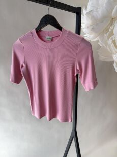 BY O LA LA! PRĄŻKOWANA BLUZKA Z HAFTEM "B" NA RĘKAWIE SUGAR PINK