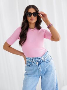 BY O LA LA! PRĄŻKOWANA BLUZKA Z HAFTEM "B" NA RĘKAWIE SUGAR PINK