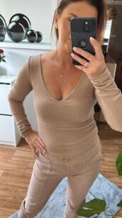 BY O LA LA...! BLUZKA BASIC V-NECK PRĄŻKOWANA BEŻ
