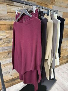 BY O LA LA...! DZIANINOWY KOMPLET PONCZO + SPODNIE BORDO (MERLOT)