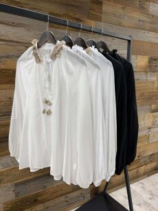 BY O LA LA! OVERSIZOWA BLUZKA Z OZDOBNĄ STÓJKĄ ŚMIETANA/BEŻ