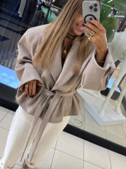 EMO KRÓTKI PŁASZCZ Z PASKIEM JASNY BEŻ/LATTE