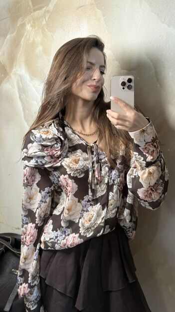 LA MILLA BLUZKA V-NECK Z OZDOBNYM KWIATEM BRĄZ/NUDE