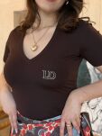 LADY DRAMA T-SHIRT V-NECK Z LOGIEM CIEMNA CZEKOLADA - 4
