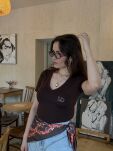 LADY DRAMA T-SHIRT V-NECK Z LOGIEM CIEMNA CZEKOLADA - 2