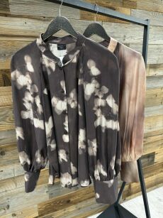 BY O LA LA! KOSZULA TIE-DYE ZE STÓJKĄ CZEKOLADA (CHOCOMUS)