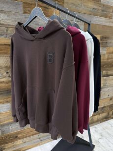 BY O LA LA! OVERSIZOWA BLUZA KANGURKA Z LOGO BORDO (MERLOT)