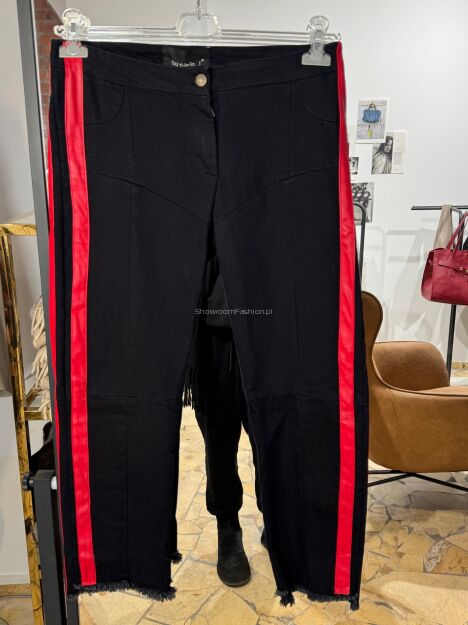 BY O LA LA! SPODNIE Z LAMPASEM CZERŃ/CZERWIEŃ