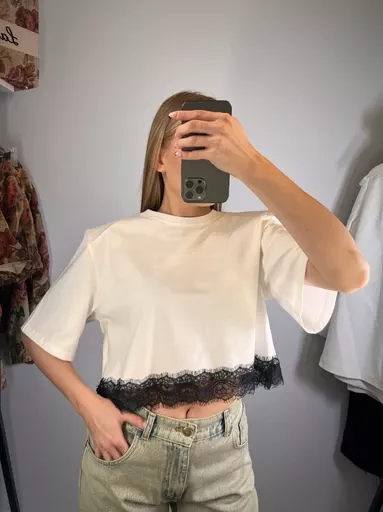 LA MILLA KRÓTKI T-SHIRT PUDEŁKO Z KORONKĄ BIAŁY