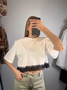 LA MILLA KRÓTKI T-SHIRT PUDEŁKO Z KORONKĄ BIAŁY