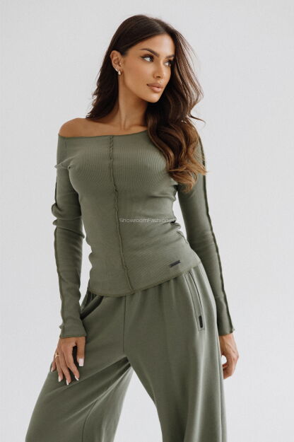 BY O LA LA! PRĄŻKOWANA BLUZKA BASIC Z PRZESZYCIEM MATCHA (KHAKI)
