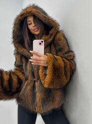 EMO KRÓTKIE ECO FUTRO LIS Z KAPTUREM RUDE