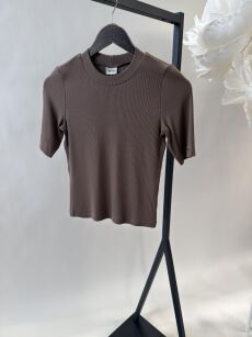 BY O LA LA! PRĄŻKOWANA BLUZKA Z HAFTEM "B" NA RĘKAWIE KAKAO