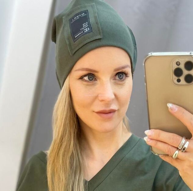BY O LA LA...! PRĄŻKOWANA CZAPKA Z NASZYWKĄ KHAKI