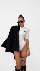 LA MILLA BODY Z TRÓJKĄTNYM LOGO ŚMIETANA