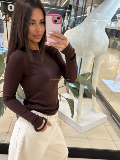 EMO BLUZKA BASIC PRĄŻEK Z LOGO NA RĘKAWIE CZEKOLADA