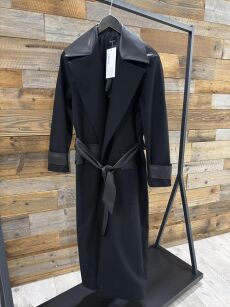 BY O LA LA! OVERSIZOWY PŁASZCZ Z WSTAWKAMI Z ECO SKÓRY CZARNY