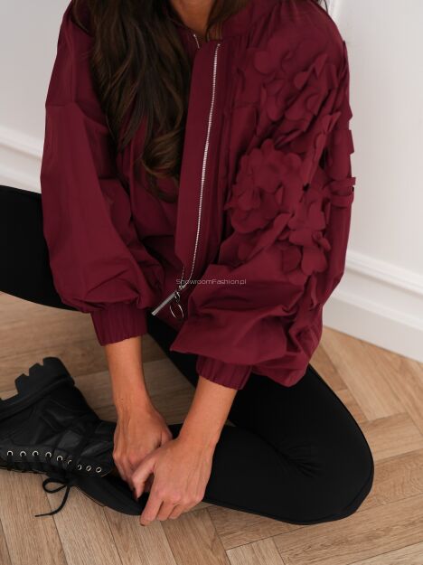 BY O LA LA! KURTKA BOMBER Z APLIKACJĄ NA RAMIENIU BORDO (MERLOT)