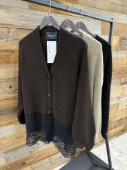 BY O LA LA...! OVERSIZOWY SWETER Z KORONKĄ CZEKOLADA (CHOCOMUS)