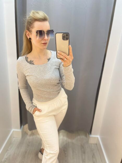 BY O LA LA...! PRĄŻKOWANA BLUZKA BASIC SERCE SZARA