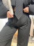 LA MILLA KLASYCZNE SPODNIE WIDE LEG Z ZAKŁADKĄ W PASY GRAFIT/BIEL - 2