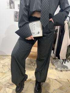 LA MILLA KLASYCZNE SPODNIE WIDE LEG Z ZAKŁADKĄ W PASY GRAFIT/BIEL