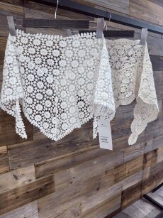 BY O LA LA...! CHUSTA AŻUROWA BEŻ