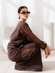 BY O LA LA!  BLUZA Z KORONKOWYMI RĘKAWAMI CZEKOLADA (CHOCOMUS)