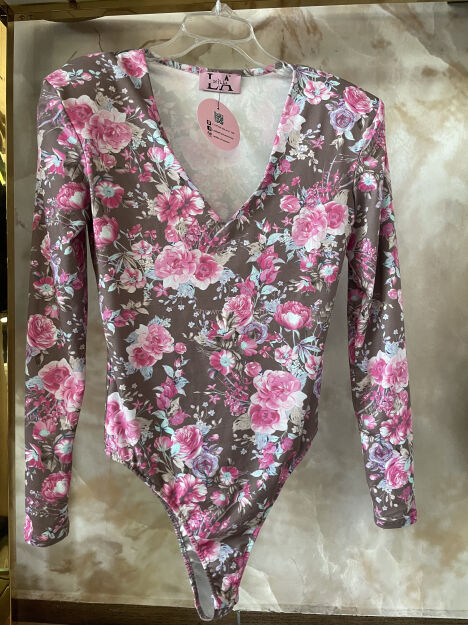 LA MILLA BAWEŁNIANE BODY V-NECK FLOWERS BRĄZ/RÓŻ