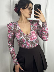 LA MILLA BAWEŁNIANE BODY V-NECK FLOWERS BRĄZ/RÓŻ/BŁĘKIT/BIEL