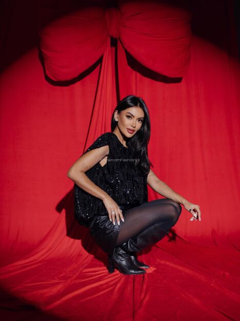 BY O LA LA! MARSZCZONA BLUZKA Z CEKINAMI CZARNA