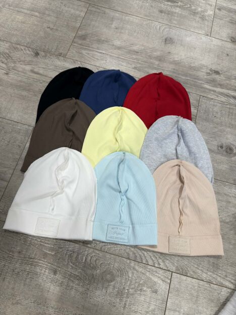 BY O LA LA...! PRĄŻKOWANA CZAPKA Z PRZESZYCIEM BEŻ