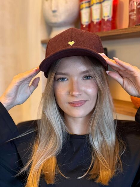 CZAPKA Z DASZKIEM SERDUSZKO BORDO
