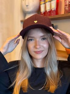 CZAPKA Z DASZKIEM SERDUSZKO BORDO