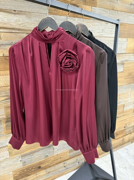 BY O LA LA!  BLUZKA SATYNOWA Z RÓŻĄ BORDO (MERLOT)