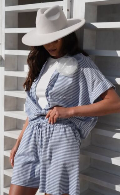 BY O LA LA...! KOMPLET KOSZULA + SZORTY W PASY KWIAT NIEBIESKI