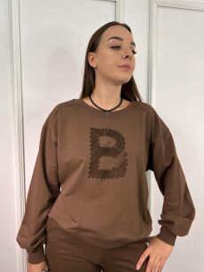 BY O LA LA! DRESOWA BLUZA WYSZYWANE "B" CZEKOLADA