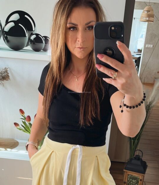 BY O LA LA...! KRÓTKI TOP PRĄŻEK CZARNY