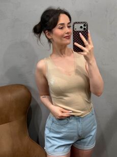 ROYAL CLUB TOP V-NECK Z LOGIEM PIASKOWY BEŻ
