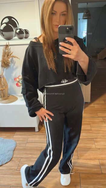 BY O LA LA! KRÓTKA BLUZA Z KIESZENIĄ CZARNA