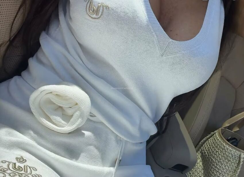 ROYAL CLUB TOP V-NECK Z LOGIEM ŚMIETANA