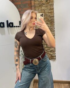 BY O LA LA! BLUZKA BASIC V-NECK CLASSIC BRĄZ (ESPRESSO)