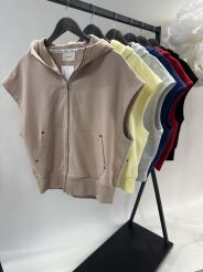 BY O LA LA...! KRÓTKA KAMIZELKA DRESOWA Z KAPTUREM NUDE