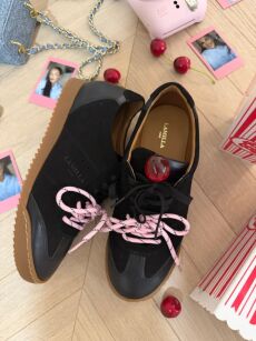 LA MILLA BUTY SNEAKERSY Z KOLOROWYMI SZNURÓWKAMI CZARNE/RÓŻ