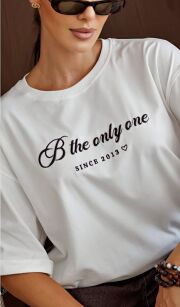 BY O LA LA! T-SHIRT OVERSIZE Z HAFTEM "B THE ONLY ONE" PERŁA