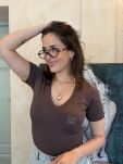 LADY DRAMA T-SHIRT V-NECK Z LOGIEM JASNA CZEKOLADA - 3