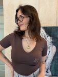 LADY DRAMA T-SHIRT V-NECK Z LOGIEM JASNA CZEKOLADA - 4