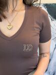 LADY DRAMA T-SHIRT V-NECK Z LOGIEM JASNA CZEKOLADA - 2