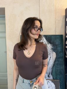 LADY DRAMA T-SHIRT V-NECK Z LOGIEM JASNA CZEKOLADA